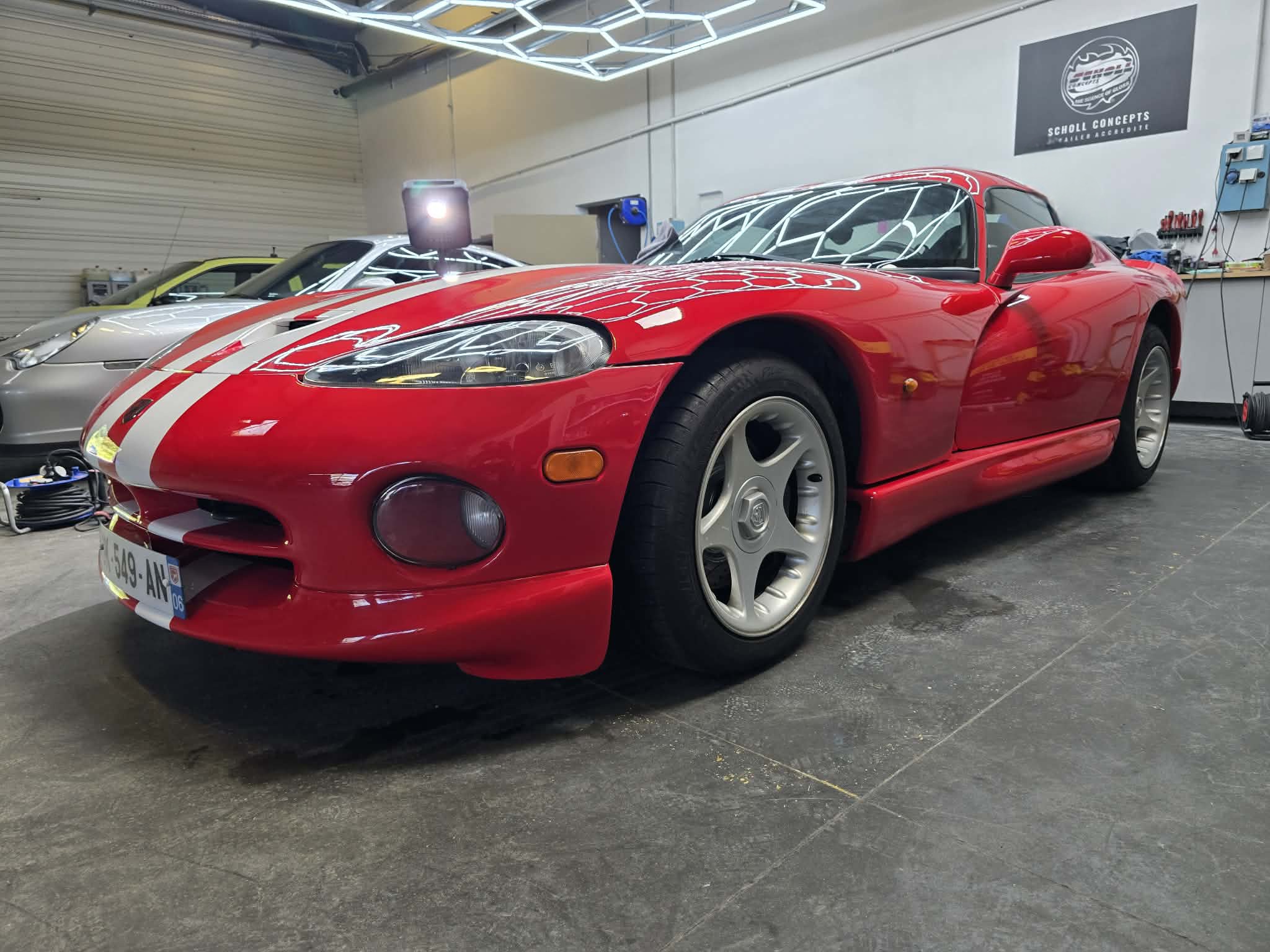 Dodge Viper rouge à bandes blanches après polissage et lustrage complet